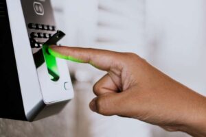 Como funciona a instalação de fechaduras eletrônicas em residências